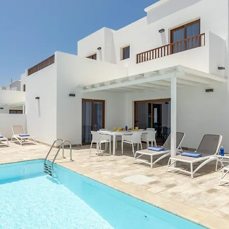 Vila Acomari By *